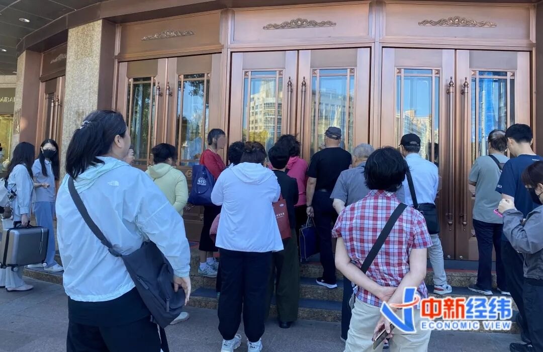 金价大跌投资者抄底刷爆银行卡 金店10克20克金条3小时卖光